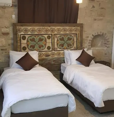 Chakra Vourla أورلا